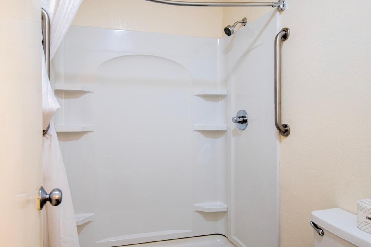 Lake View Inn Granbury Bagian luar foto