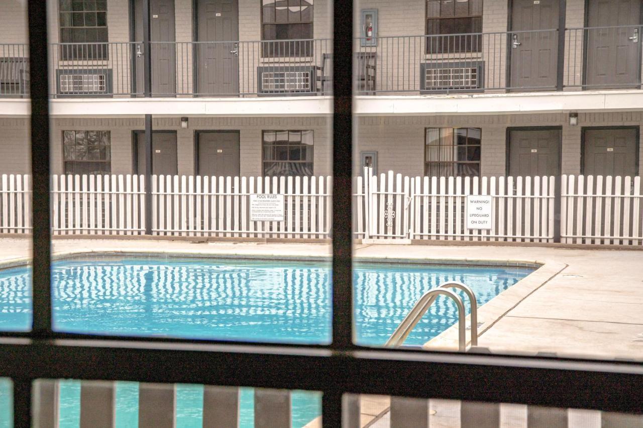 Lake View Inn Granbury Bagian luar foto