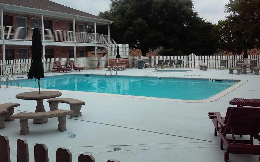 Lake View Inn Granbury Bagian luar foto