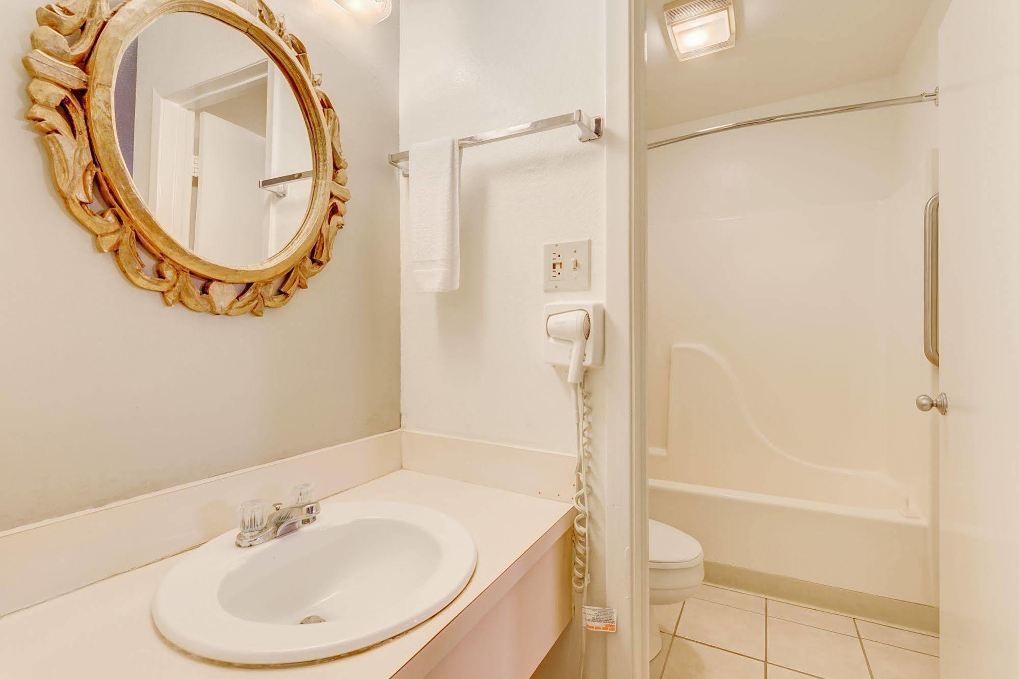 Lake View Inn Granbury Bagian luar foto