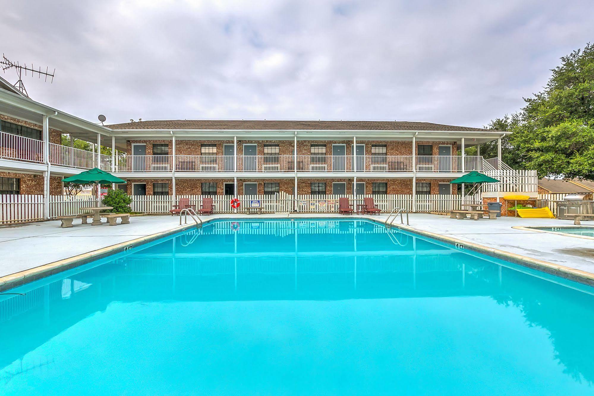 Lake View Inn Granbury Bagian luar foto